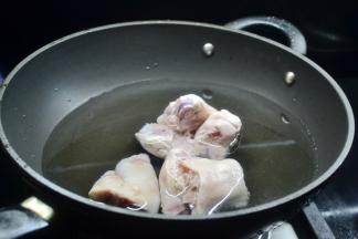 猪蹄斩大块放入冷水锅中煮开洗净