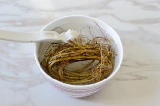 牛奶根用清水浸泡然后刷新干净