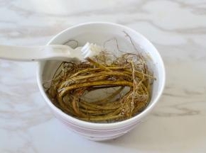 牛奶根用清水浸泡然后刷新干净