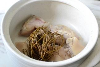 将处理好的材料一起放入砂锅内