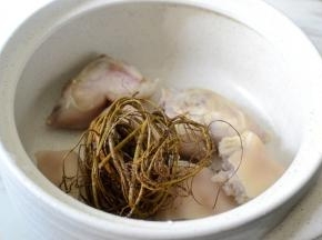 将处理好的材料一起放入砂锅内