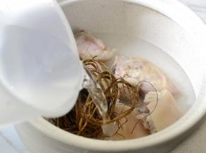 加入适量的纯净水
