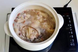 这样一锅营养丰富的汤就做好了