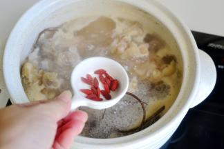 烧开转中小火35分钟左右，最后加点盐和枸杞