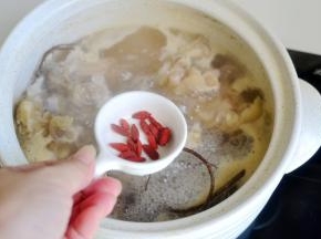 烧开转中小火35分钟左右，最后加点盐和枸杞