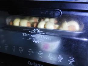 进烤箱，下层放一碗热水，进行二次发酵。