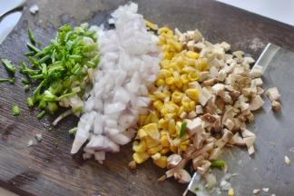 将蘑菇、玉米粒、洋葱和香葱都切小颗粒