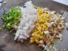 将蘑菇、玉米粒、洋葱和香葱都切小颗粒