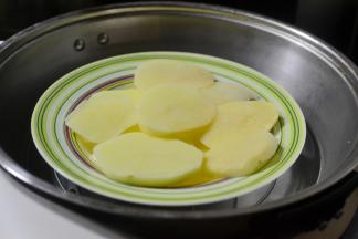 土豆去皮切薄片蒸熟捣成泥