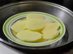 土豆去皮切薄片蒸熟捣成泥