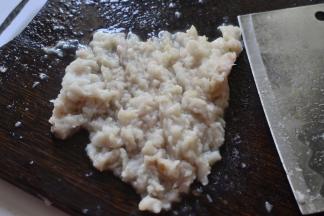 鲽鱼去皮取肉、将鱼肉剁成鱼泥