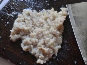 鲽鱼去皮取肉、将鱼肉剁成鱼泥