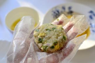 取适量的的鱼饼材料在手掌上捏成小团