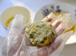 取适量的的鱼饼材料在手掌上捏成小团