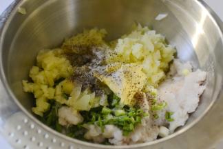 然后将这些处理好的材料放入盆中加入调料翻拌均匀