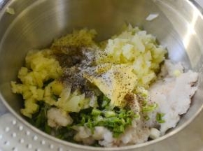 然后将这些处理好的材料放入盆中加入调料翻拌均匀