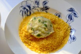 2面再裹上面包糠且稍微压实