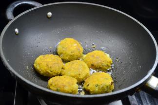 热锅热油将鱼饼放入，小火煎熟至两面微黄定型，吃时候配上蔬菜，色拉汁之类就可以了