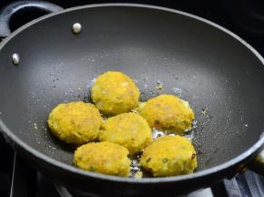 热锅热油将鱼饼放入，小火煎熟至两面微黄定型，吃时候配上蔬菜，色拉汁之类就可以了