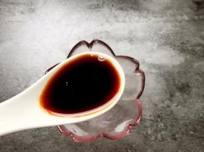 另取空碗，加入两勺生抽、一勺白糖、一勺番茄辣酱、一勺淀粉、一勺清水拌匀。