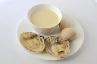 豆浆海蚌蛋羹 材料：土鸡蛋2粒 海蚌2粒 豆浆适量 盐少许