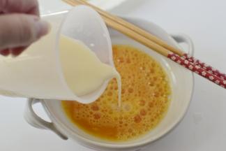 然后加入豆浆（鸡蛋和豆浆的比例是1:1.5，）