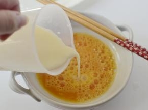 然后加入豆浆（鸡蛋和豆浆的比例是1:1.5，）