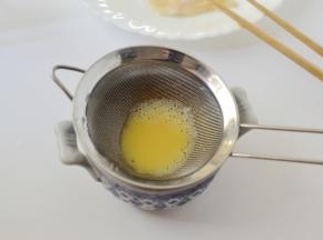 然后过筛，将大气泡去掉（这一步可以让稍后蒸好的蛋羹无气孔）