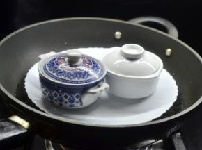 过滤好的蛋羹表面就没有什么气泡了盖上盖子，放蒸锅蒸6分钟左右至半凝固状态
