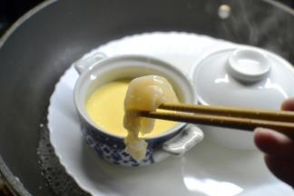 加入之前处理好的海蚌，继续蒸3分钟左右，食用之前淋点生抽就已经很好吃了