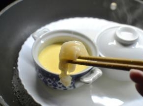 加入之前处理好的海蚌，继续蒸3分钟左右，食用之前淋点生抽就已经很好吃了