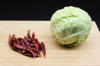 准备食材：包菜、干辣椒等；