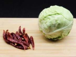 准备食材：包菜、干辣椒等；