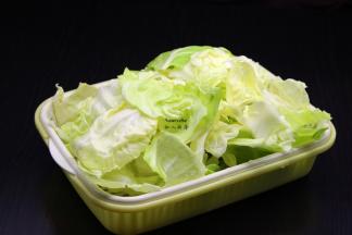 包菜洗净切块，再次洗净，捞出沥干水分待用；