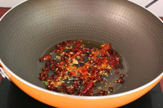 热锅，倒油，油烧热，改为小火，放干辣椒、蒜煸香；