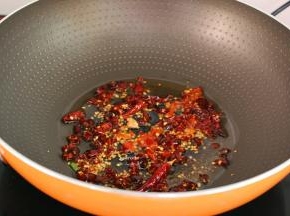 热锅，倒油，油烧热，改为小火，放干辣椒、蒜煸香；