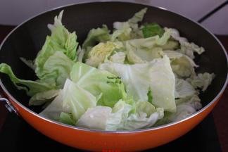 倒入洗净切好的包菜，爆炒；