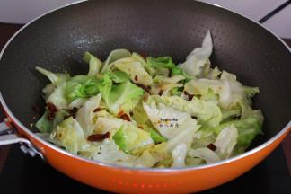 炒至包菜六成熟，变软，加入鸡粉、酱油翻炒；