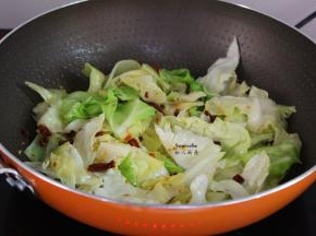 炒至包菜六成熟，变软，加入鸡粉、酱油翻炒；