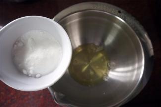 打发蛋清：3个蛋清中分3次加入35克细砂糖进行打发。