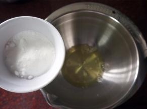 打发蛋清：3个蛋清中分3次加入35克细砂糖进行打发。