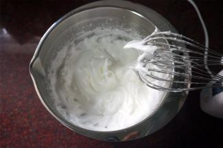 先低速后高速打至蛋清硬性发泡状态，放置一旁备用。