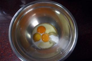 3个蛋黄，加入20克细砂糖，24克玉米油，24克牛奶，搅打至糖融化。