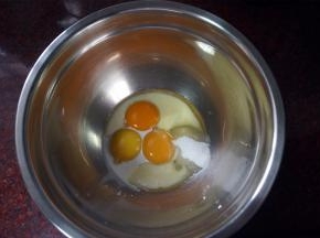 3个蛋黄，加入20克细砂糖，24克玉米油，24克牛奶，搅打至糖融化。