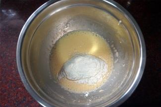 筛入低筋粉，搅打至顺滑。