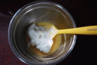 将三分之一的蛋白糊与蛋黄糊切拌混合。