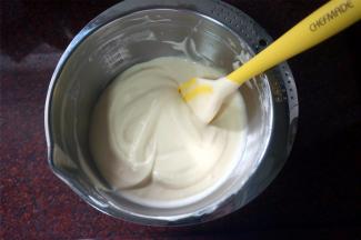 然后将混合物倒入剩余的蛋白糊中，切拌成顺滑的蛋糕糊。