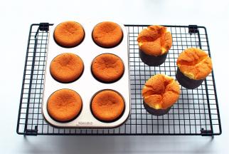 放入上下火180度预热好的烤箱中层，烘烤18~20分钟。出炉后冷却，蛋糕有所回缩，是正常的。