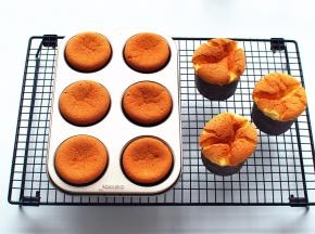 放入上下火180度预热好的烤箱中层，烘烤18~20分钟。出炉后冷却，蛋糕有所回缩，是正常的。