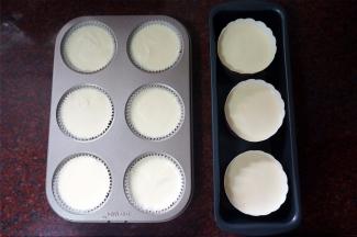 将大号纸杯垫放入大号6连杯马芬蛋糕模具中，倒入蛋糕糊，8分满即可。